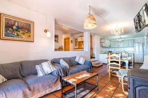 - un salon avec un canapé et une table dans l'établissement Apartamento Casa Manuela en Capileira - Alpujarra, à Capileira