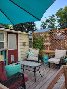 a patio with a table and chairs on a deck at Mi Casa, Tu Casa in Rupert +9 photos