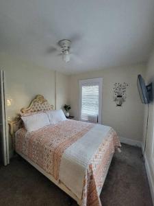 a bedroom with a bed and a television in it at Mi Casa, Tu Casa in Rupert