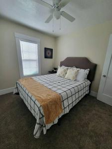 a bedroom with a bed with a ceiling fan at Mi Casa, Tu Casa in Rupert