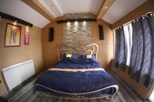 ein Schlafzimmer mit einem Bett in einem Zimmer in der Unterkunft Rooms&Restaurant 43 in Belgrad