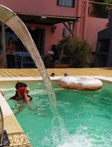 una persona en una piscina con una fuente en Nao Tem Fim, en Punta del Diablo