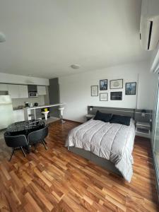 Metropolitan Highline Apartments في بوينس آيرس: غرفة نوم بسرير وارضية خشبية