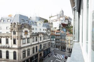 - une vue sur une rue de la ville depuis un bâtiment dans l'établissement Apartamentos da Capela, à Porto