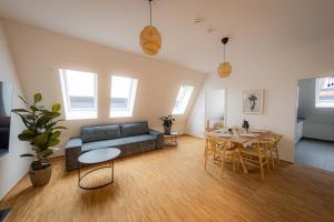 sala de estar con sofá y mesa en BONNYSTAY Passau Downtown - mitten in der Altstadt Passau`s, en Passau