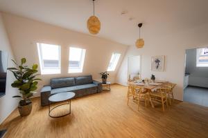 a living room with a couch and a table at BONNYSTAY Passau Downtown - mitten in der Altstadt Passau`s in Passau