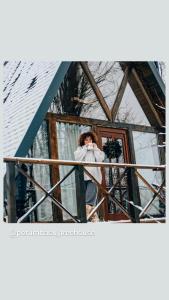 Eine Frau, die sich im Spiegel fotografiert. in der Unterkunft Porumbacu Treehouse in Porumbacu de Sus
