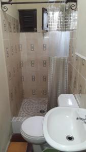 a bathroom with two toilets and a shower and a sink at HOTEL EL ALMENDRO in Copán Ruinas