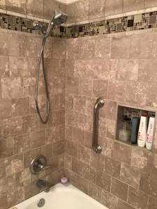 y baño con ducha y bañera. en Clovis, CA National Parks Room en Clovis