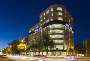 un edificio de noche con coches pasando por él en Visit Hotel & Apart, en San Luis