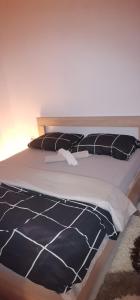 特拉夫尼克的住宿－Sweet Dreams RD，一张配有黑白床单和枕头的床