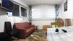 sala de estar con sofá y mesa en Alpenresorts Landeck, en Landeck