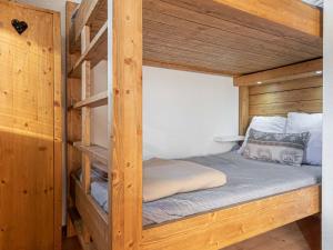 Cama ou camas em um quarto em Appartement Aussois, 2 pièces, 6 personnes - FR-1-508-239