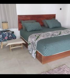 1 dormitorio con 2 camas individuales y mesa en Villa BAOBAB, 