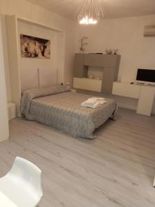 Schlafzimmer mit einem Bett und einem Kronleuchter in der Unterkunft Casanova Apartment in Venedig