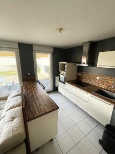 een keuken met een bank en een tafel. bij Apt. entier 2 chambres Eurexpo garage in Bron