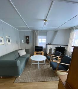 sala de estar con sofá y mesa en Familienferien im Chalet Bärgli Kandersteg en Kandersteg