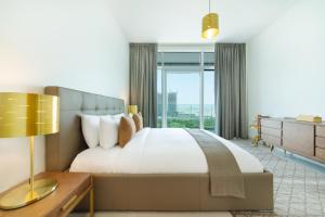 ドバイにあるMaison Privee - Superb 1BR apartment overlooking Zabeel Park and Dubai Frameのベッドルーム(大型ベッド1台、大きな窓付)
