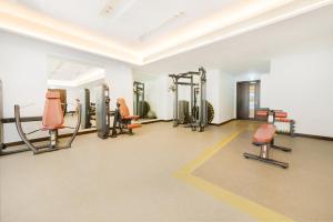 Fitnes centar i/ili fitnes sadržaji u objektu Maison Privee - Superb 1BR apartment overlooking Zabeel Park and Dubai Frame