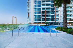 uma piscina no meio de um edifício em Maison Privee - Superb 1BR apartment overlooking Zabeel Park and Dubai Frame no Dubai