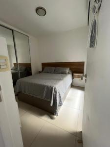 1 dormitorio con cama y espejo grande en Apartamento 2 Ambientes - Moderno totalmente Amoblado en Buenos Aires