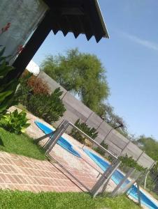 una valla de eslabones junto a una piscina en Cabañas Diamante en Gualeguaychú