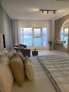 sypialnia z dużym łóżkiem i widokiem na ocean w obiekcie 25 homeApart w mieście Encarnación