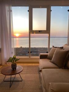 un soggiorno con divano e vista sull'oceano di 25 homeApart a Encarnación