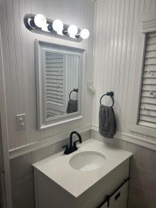 a bathroom with a sink and a mirror at Casa de Taft in La Mesa