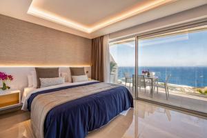 um quarto com uma cama e vista para o oceano em Grand Horizon Luxury Boutique Apartments em Puerto Rico de Gran Canaria