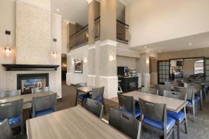 Posezení v ubytování Days Inn & Suites by Wyndham Brandon