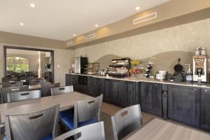 Restaurace v ubytování Days Inn & Suites by Wyndham Brandon