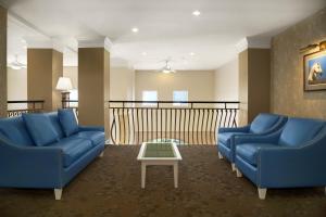 Posezení v ubytování Days Inn & Suites by Wyndham Brandon