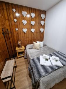 sypialnia z dwoma łóżkami z sercami na ścianie w obiekcie Serra da Estrela Guest House w mieście Covilhã