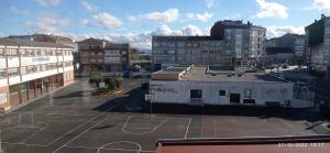 an empty parking lot with a basketball court in a city at Piso Estación in Silleda