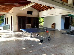 Casa Finca El Encanto en Santa Fe de Antioquiaの敷地内または近くにある卓球施設