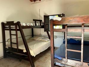 Двох'ярусне ліжко або двоярусні ліжка в номері Casa Finca El Encanto en Santa Fe de Antioquia