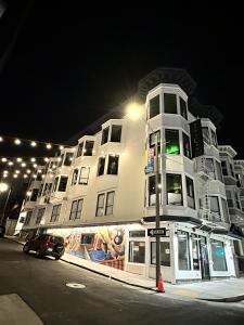 un edificio blanco alto con una luz de la calle delante de él en Chapter San Francisco, en San Francisco