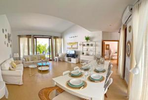 科尼爾－德拉弗龍特拉的住宿－Villa Los Pinares de Monaco en Roche, Conil, Cádiz，客厅配有白色的桌子和椅子