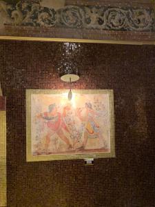 una pintura en una pared en un baño con luz en Il MOSAICO piccola spa en Verona