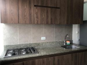 encimera de cocina con fogones y fregadero en Apartamento cómodo , céntrico y bien ubicado Apto 402, en Medellín