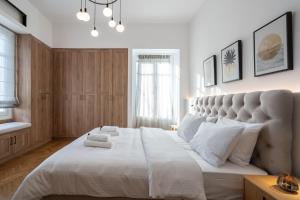 Łóżko lub łóżka w pokoju w obiekcie Upscale Athens Luxury Penthouse