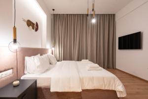 Łóżko lub łóżka w pokoju w obiekcie Upscale Athens Luxury Penthouse