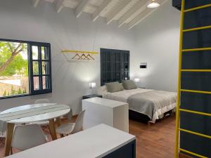 1 dormitorio con 1 cama, mesa y sillas en Departamento Excelente Ubicación. Zona Arístides y Parque. en Mendoza