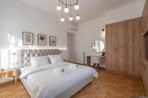 Łóżko lub łóżka w pokoju w obiekcie Upscale Athens Luxury Penthouse