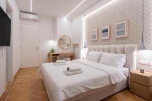 Łóżko lub łóżka w pokoju w obiekcie Upscale Athens Luxury Penthouse