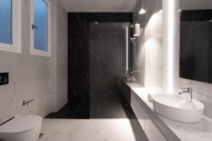 Łazienka w obiekcie Upscale Athens Luxury Penthouse
