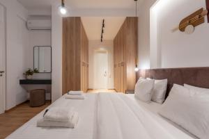 Łóżko lub łóżka w pokoju w obiekcie Upscale Athens Luxury Penthouse