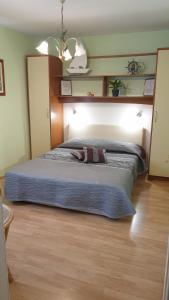 1 dormitorio con 1 cama grande con manta azul en Apartments Aurora Borik, en Zadar