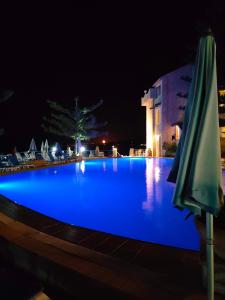 Bazén v ubytování Hotel La Playa Blanca nebo v jeho okolí